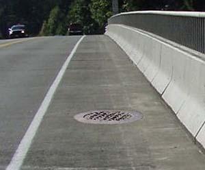 Manhole ring and cover on a bridge - DS-6
