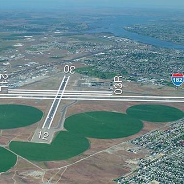 Pasco airport runway located on a flat area surrounded by the city center.