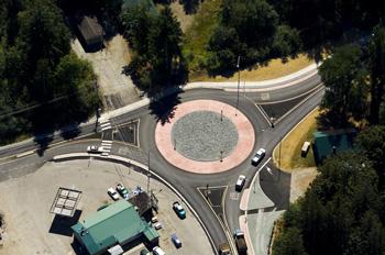 Aerial image of a single lane roundabout.